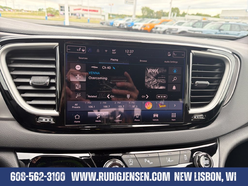 Used 2025 Chrysler Pacifica Select FWD image 18