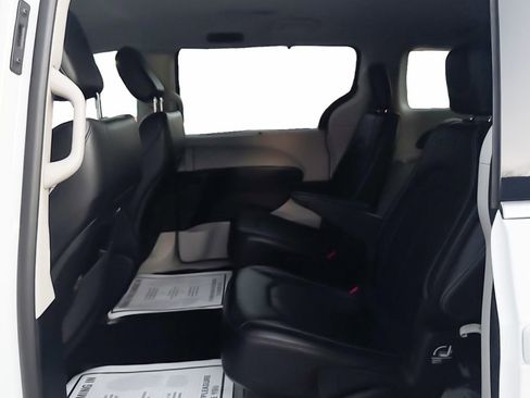 Used 2024 Chrysler Pacifica Touring-L image 13