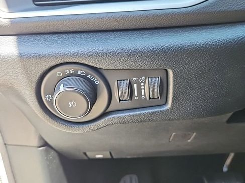 Used 2025 Chrysler Pacifica Select FWD image 16