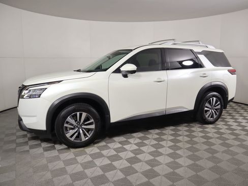 Used 2024 Nissan Pathfinder SL w/ Black Appearance Package image 8