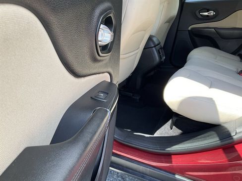Used 2016 Jeep Cherokee Latitude FWD image 15