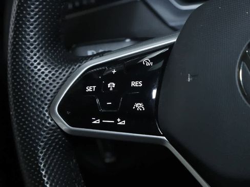 Certified 2022 Volkswagen Tiguan SEL R-Line image 36