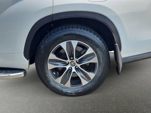 Used 2021 Toyota Highlander XLE AWD/4WD image 35