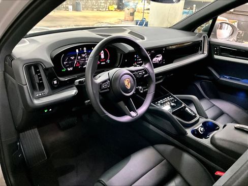 Used 2025 Porsche Cayenne image 16
