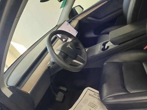 Used 2024 Tesla Model Y Long Range AWD/4WD image 8