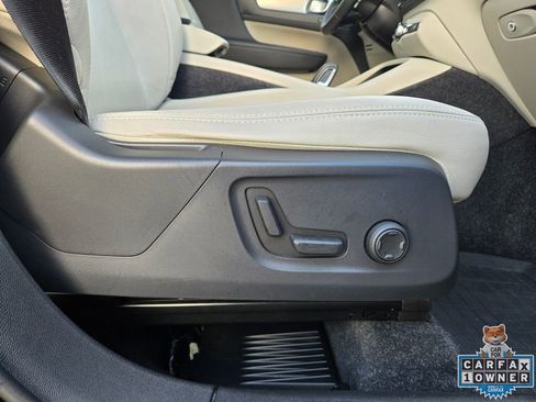 Used 2019 Volvo XC40 T4 Momentum image 54