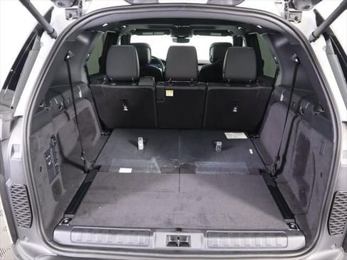 New 2025 Land Rover Discovery S image 32