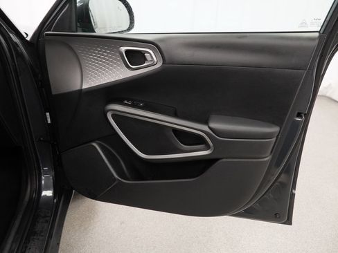 Used 2025 Kia Soul LX w/ LX Technology Package FWD image 28