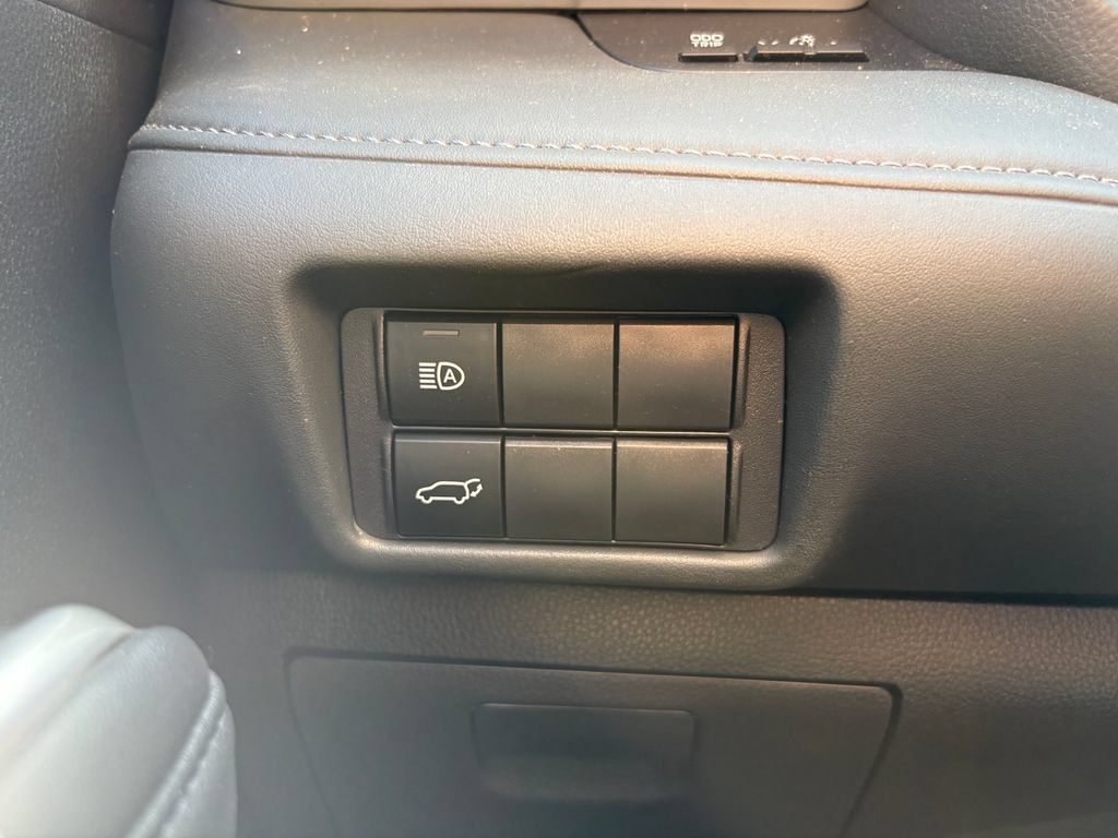 Used 2025 Toyota Highlander XLE AWD/4WD image 23