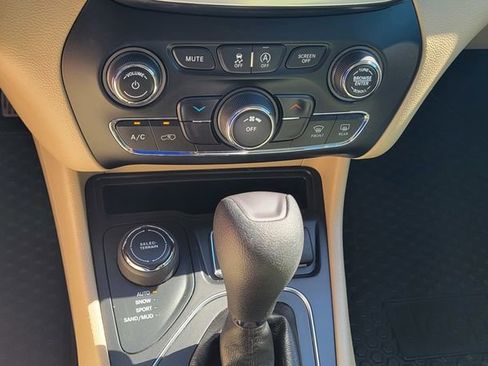 Used 2020 Jeep Cherokee Latitude w/ Cold Weather Group AWD/4WD image 15