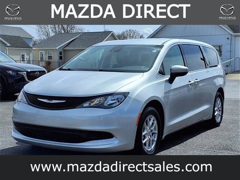 Used 2023 Chrysler Voyager LX image 3