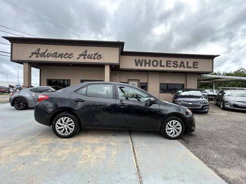 Used 2018 Toyota Corolla LE FWD image 1