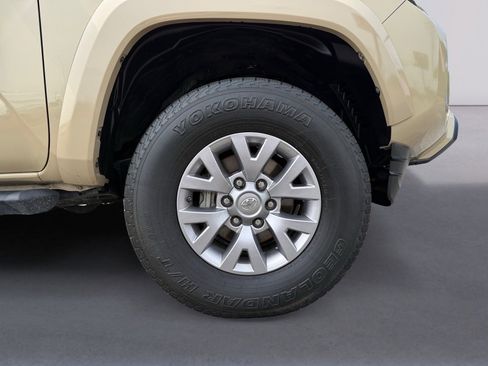Used 2019 Toyota Tacoma SR5 RWD image 9