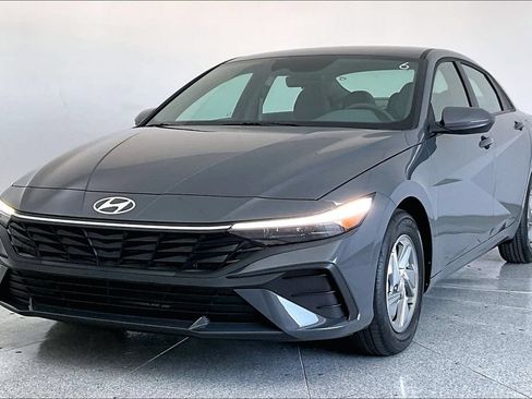 Used 2026 Hyundai Elantra SE FWD image 12