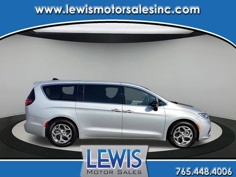 Used 2024 Chrysler Pacifica Limited image 1