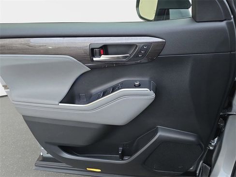 Used 2022 Toyota Highlander Platinum image 30