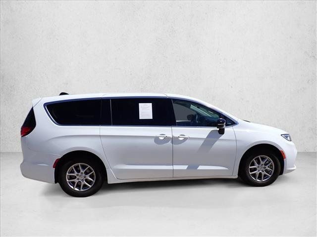 Used 2024 Chrysler Pacifica Touring-L FWD image 5