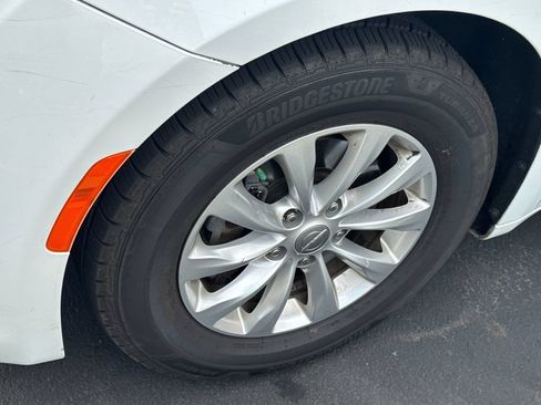 Used 2018 Chrysler Pacifica Touring-L FWD image 9