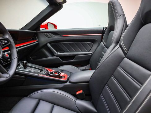 Used 2025 Porsche 911 Carrera RWD image 18