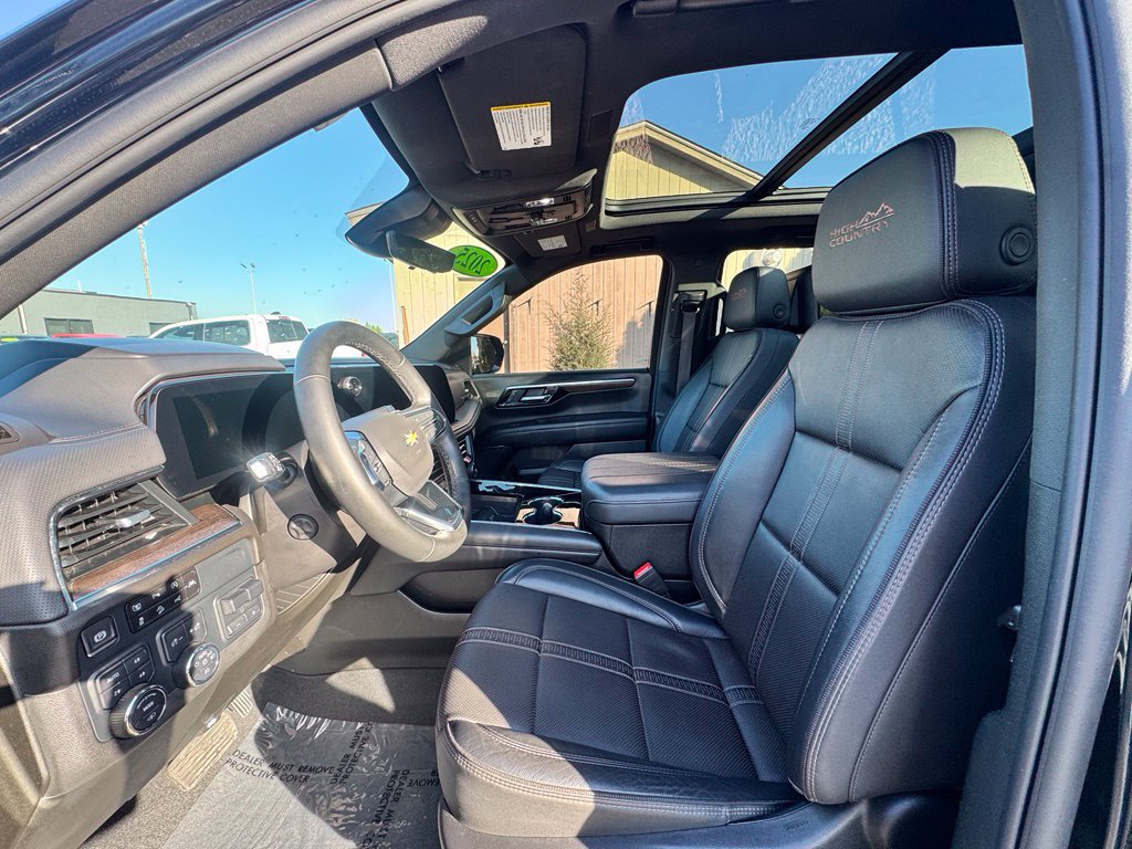 Used 2025 Chevrolet Suburban High Country AWD/4WD image 19