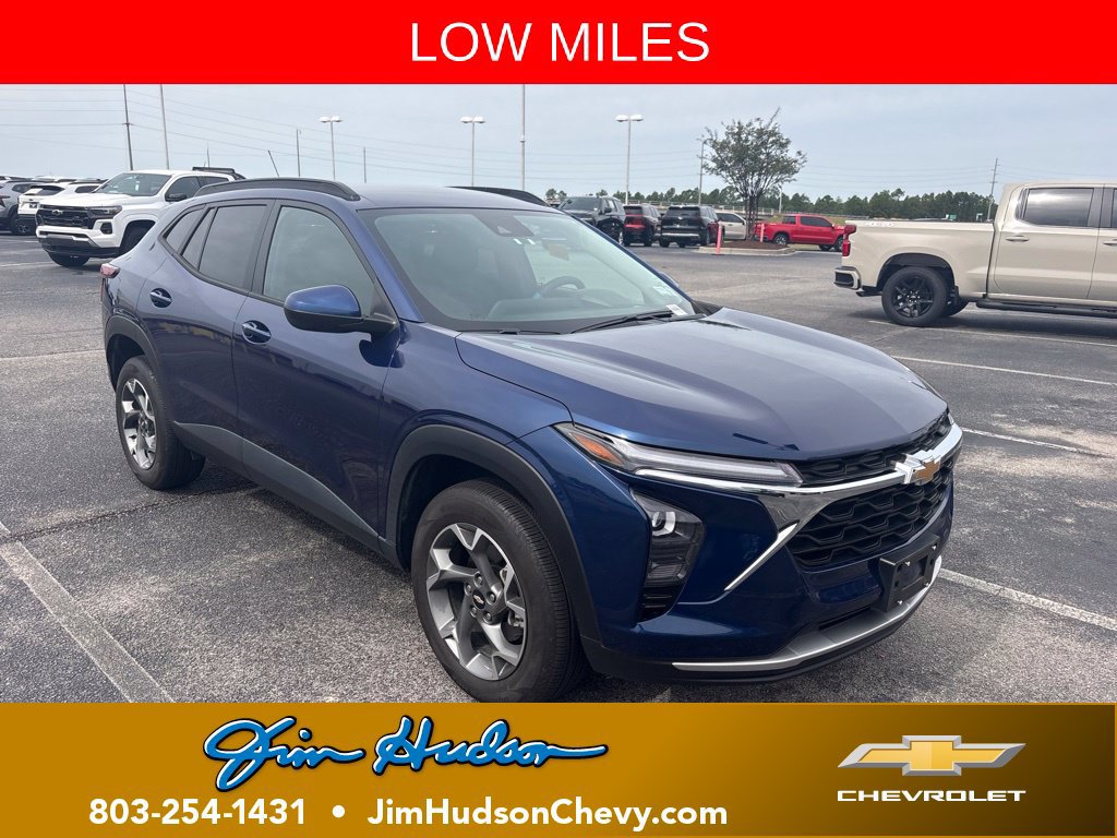 Used 2024 Chevrolet Trax LT w/ Driver Confidence Package FWD image 1
