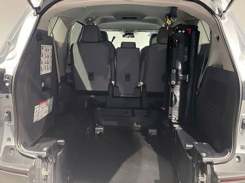 Used 2024 Toyota Sienna LE FWD image 9
