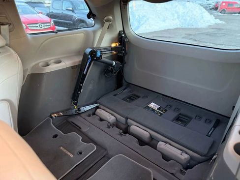 Used 2019 Toyota Sienna XLE w/ XLE Navigation Package image 15