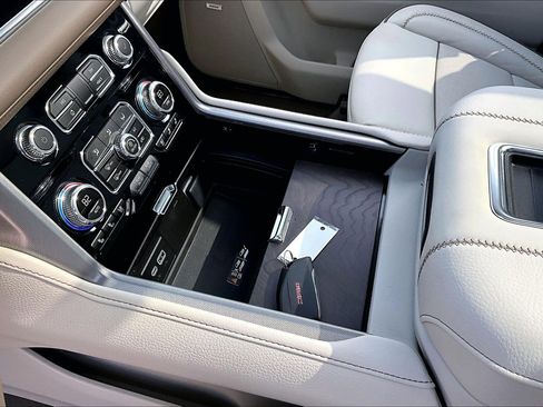 Used 2024 GMC Yukon Denali image 15