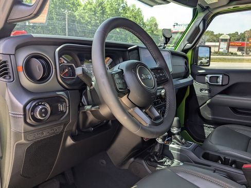 Used 2025 Jeep Gladiator Mojave AWD/4WD image 13