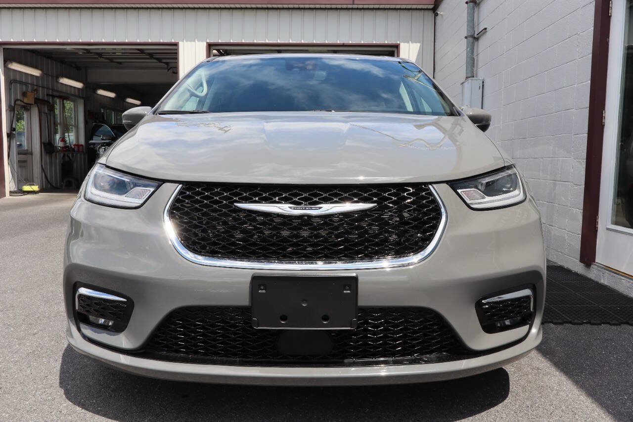 Used 2023 Chrysler Pacifica Touring-L FWD image 2