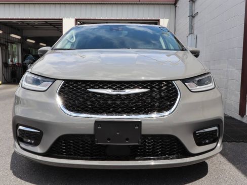 Used 2023 Chrysler Pacifica Touring-L FWD image 2