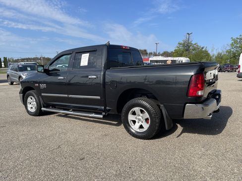 Used 2019 RAM 1500 Classic SLT w/ SLT Plus D←cor Group AWD/4WD image 5