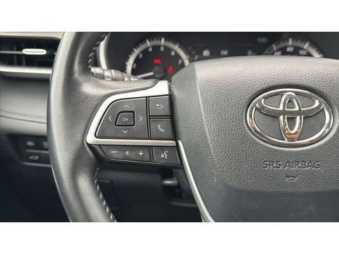 Used 2024 Toyota Highlander XLE FWD image 25