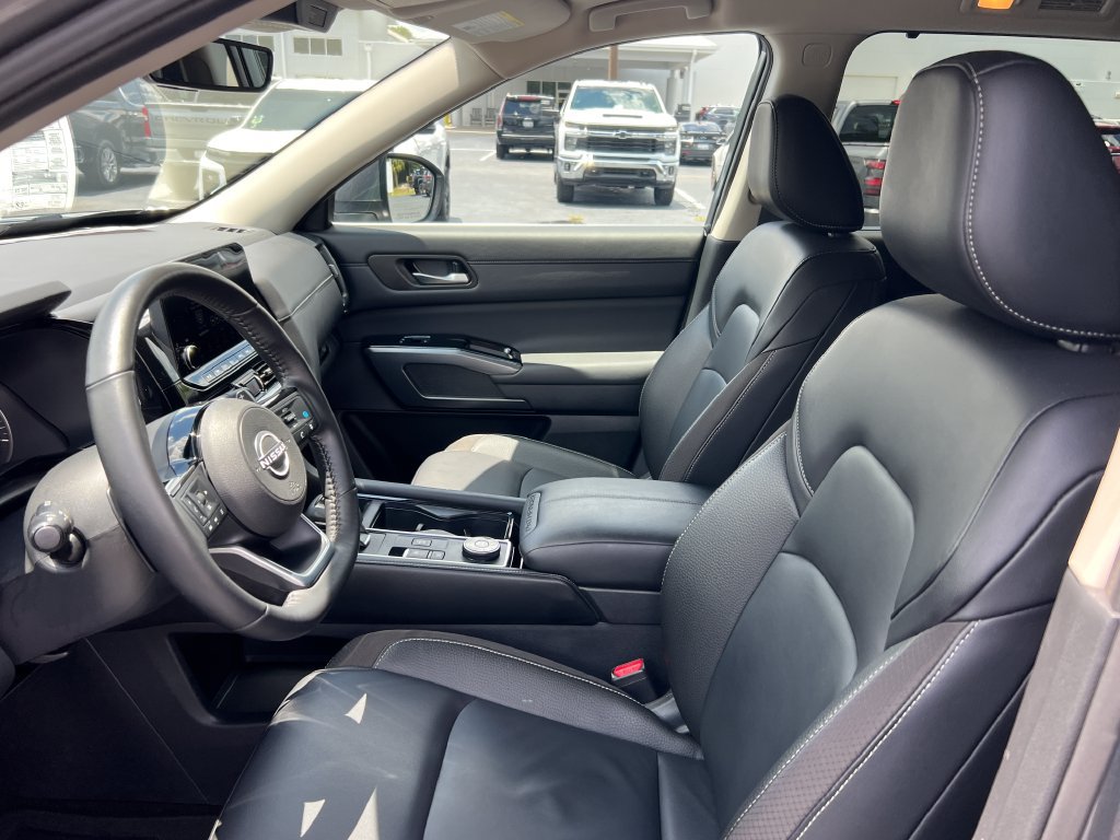 Used 2025 Nissan Pathfinder SL AWD/4WD image 9