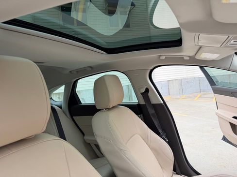 Used 2018 Jaguar XF Premium image 26