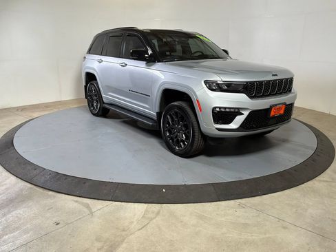 Used 2025 Jeep Grand Cherokee Summit w/ Obsidian Package AWD/4WD image 3