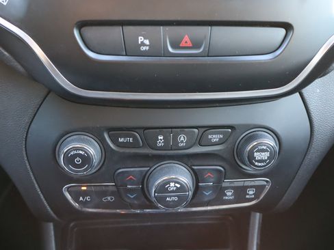 Used 2020 Jeep Cherokee Latitude Plus image 27