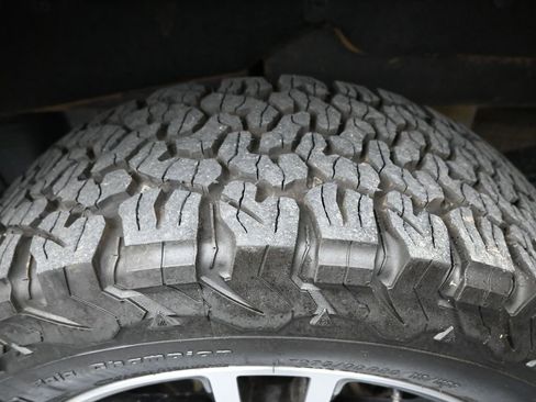 Used 2023 GMC Sierra 1500 AT4 w/ AT4 Premium Package AWD/4WD image 9