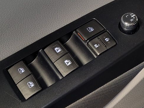 Used 2019 Toyota Highlander LE AWD/4WD image 27