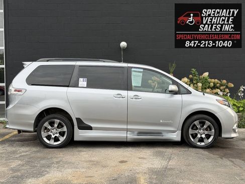 Used 2014 Toyota Sienna SE FWD image 9