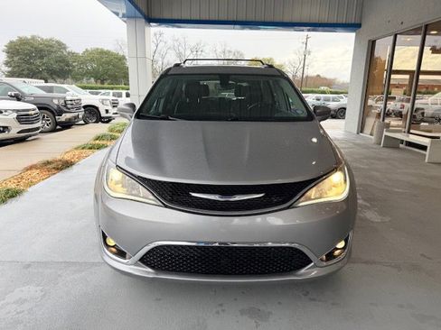 Used 2020 Chrysler Pacifica Touring-L image 4