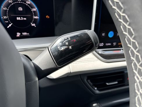 Used 2025 Volkswagen Tiguan SE image 14