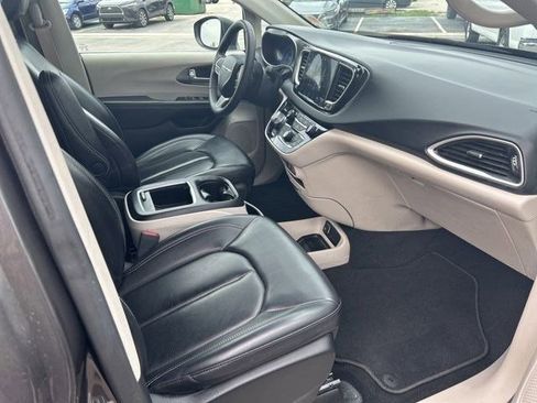 Used 2023 Chrysler Pacifica Touring-L FWD image 38