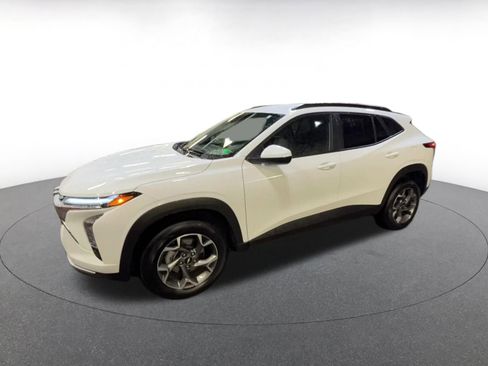 Used 2025 Chevrolet Trax LT image 8