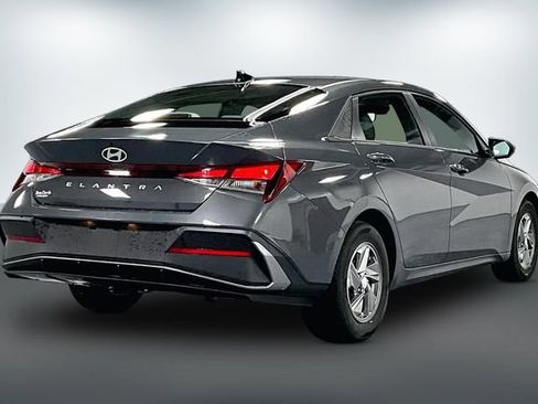 Used 2025 Hyundai Elantra SE FWD image 7