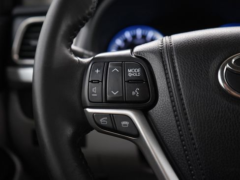 Used 2014 Toyota Highlander XLE AWD/4WD image 25