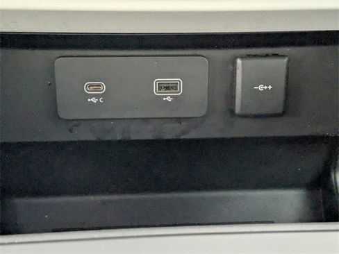 Used 2020 Land Rover Defender 110 SE image 22