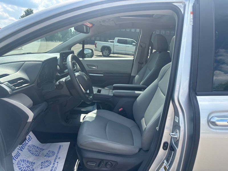 Used 2022 Toyota Sienna XLE FWD image 26