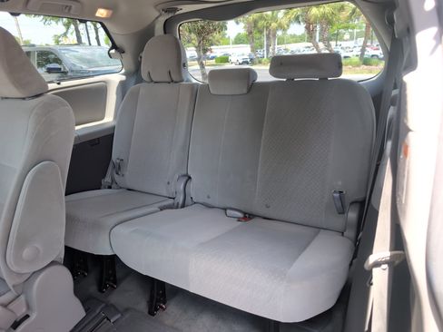 Used 2015 Toyota Sienna LE FWD image 30
