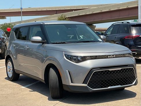 Used 2025 Kia Soul LX w/ LX Technology Package FWD image 3